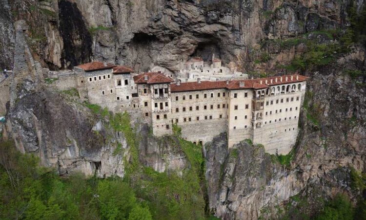 Biara Sumela berusia 1700 tahun di atas bebatuan curam - Turkinesia