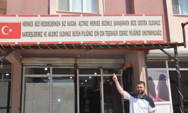 Pengungsi Suriah menulis di depan tokonya: Saat semua orang menolak kami, Turki telah memeluk kami - Turkinesia