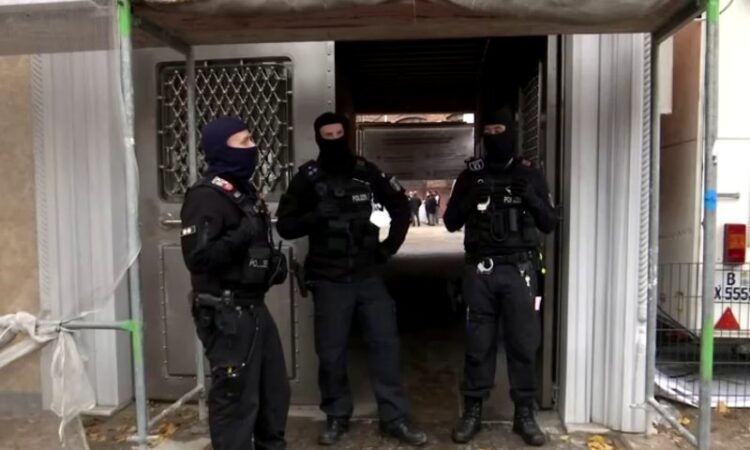 Turki kecam serbuan ratusan polisi ke masjid Berlin: Masuk dengan sepatu nodai kesucian masjid - Turkinesia