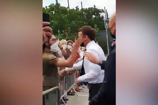 [Breaking News] Macron ditempeleng seorang pria saat mengadakan blusukan, ini videonya - Turkinesia