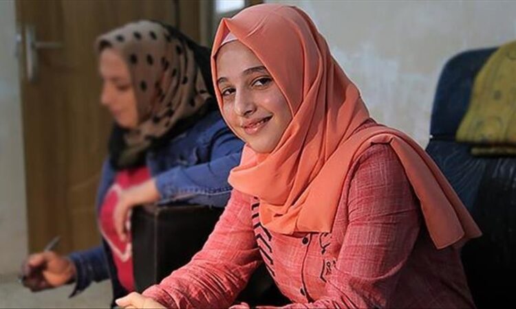Dapat alat bantu pendengaran dari lembaga amal Turki, gadis Suriah kembali bisa mendengar - Turkinesia